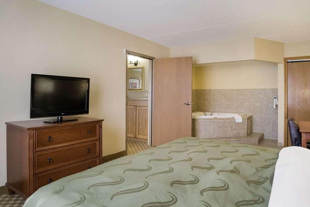 Quality Inn & Suites ساجيناو الغرفة الصورة