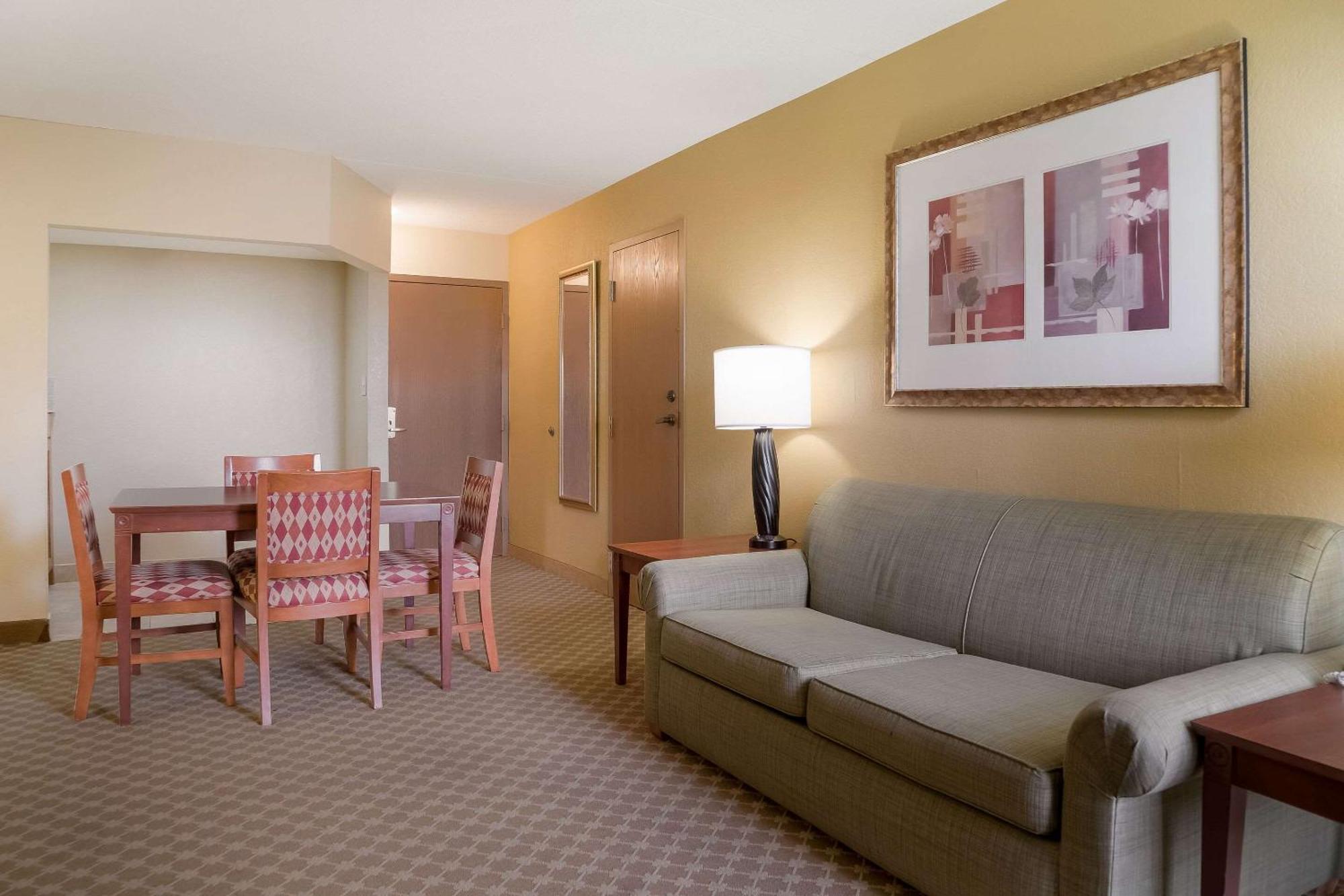 Quality Inn & Suites ساجيناو المظهر الخارجي الصورة