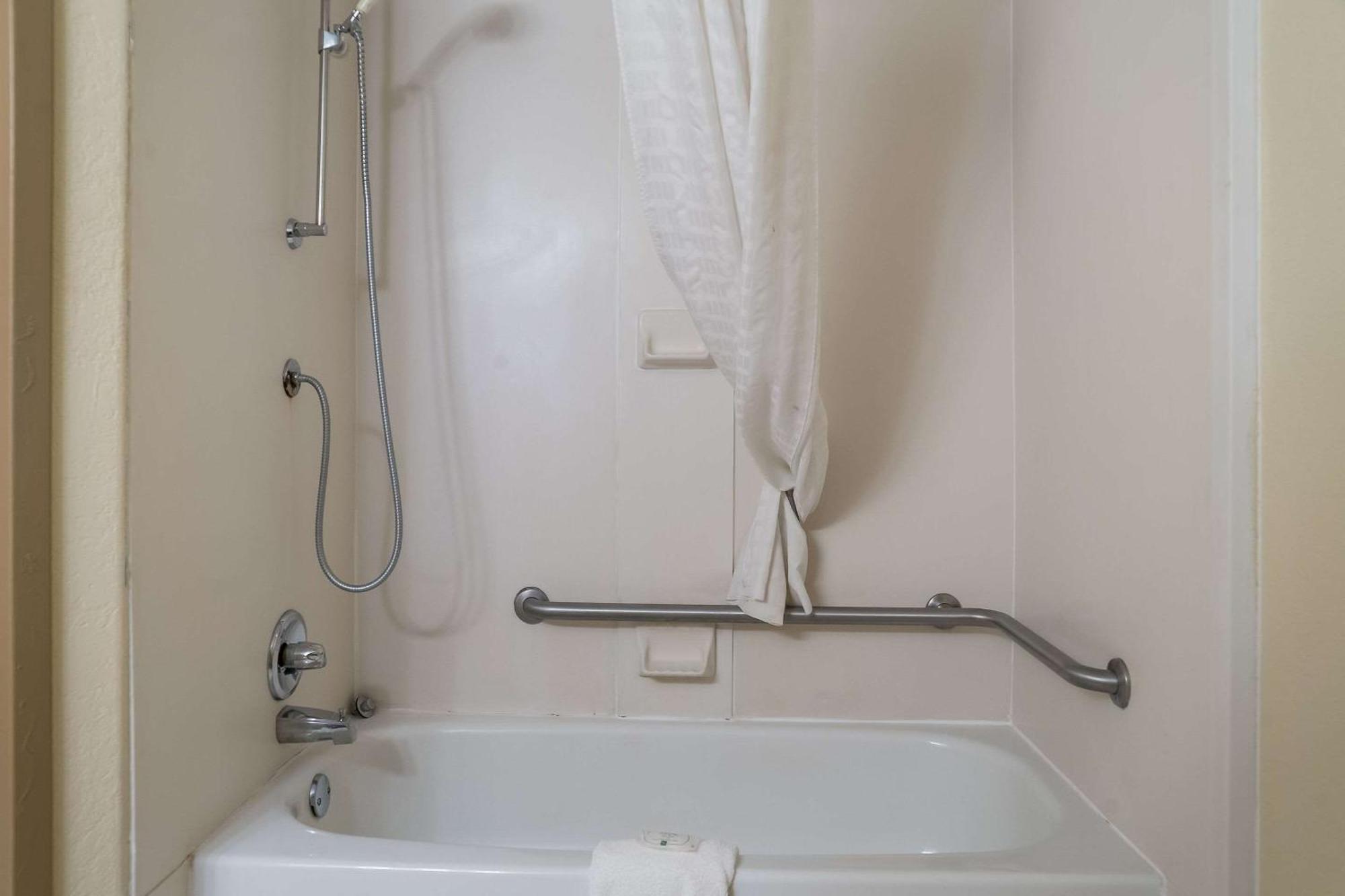 Quality Inn & Suites ساجيناو المظهر الخارجي الصورة