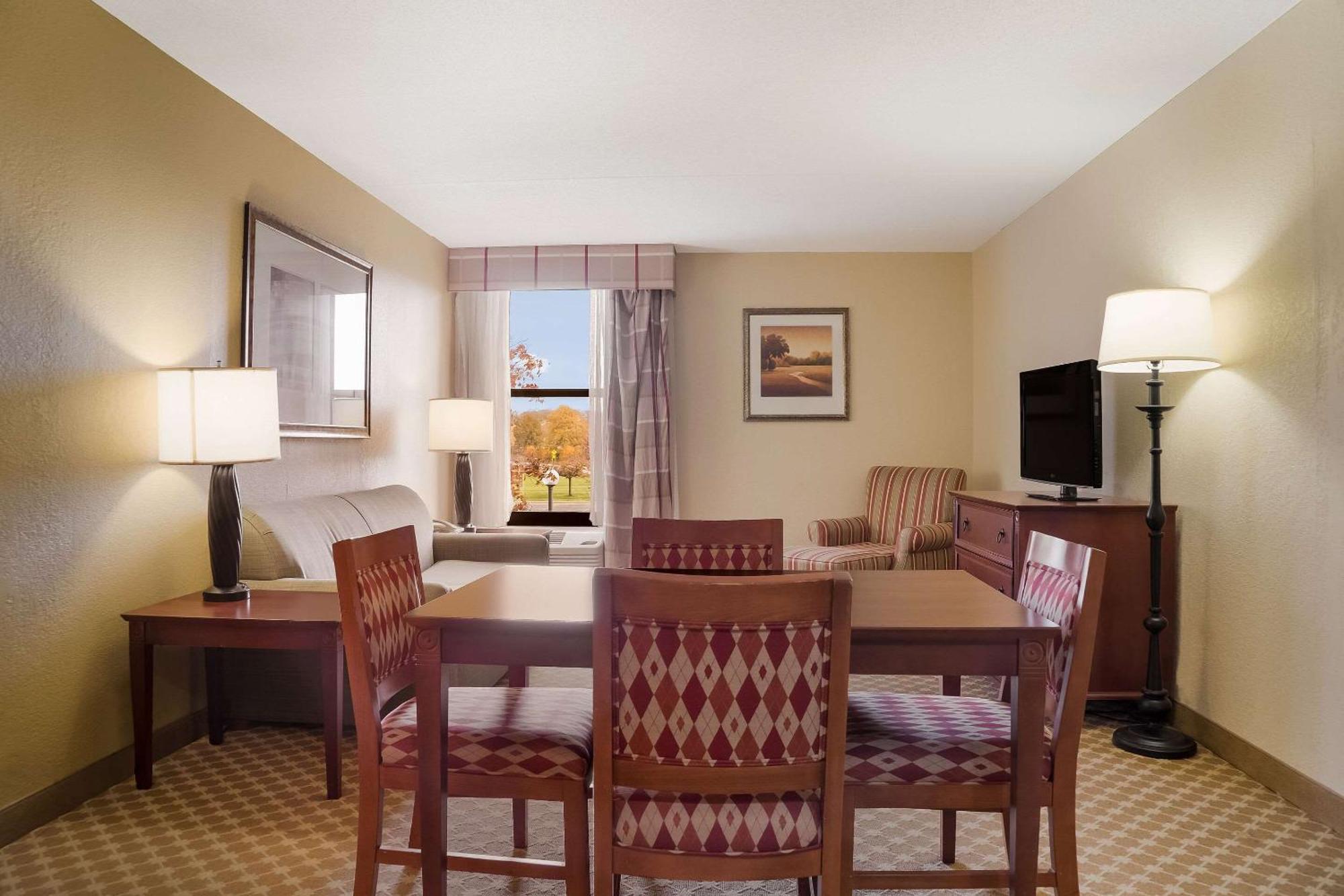 Quality Inn & Suites ساجيناو المظهر الخارجي الصورة