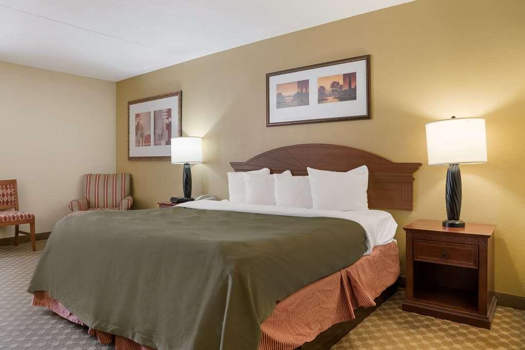 Quality Inn & Suites ساجيناو الغرفة الصورة