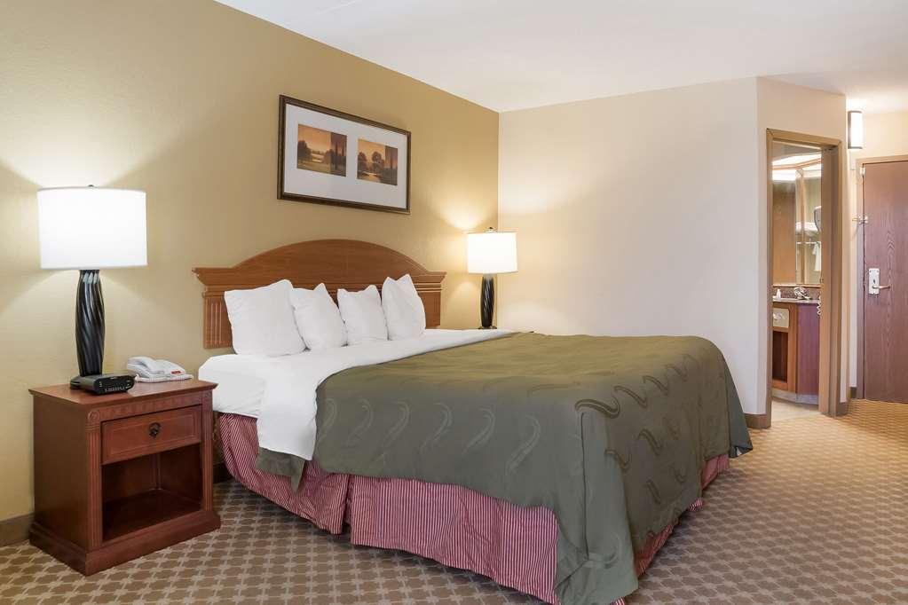 Quality Inn & Suites ساجيناو الغرفة الصورة