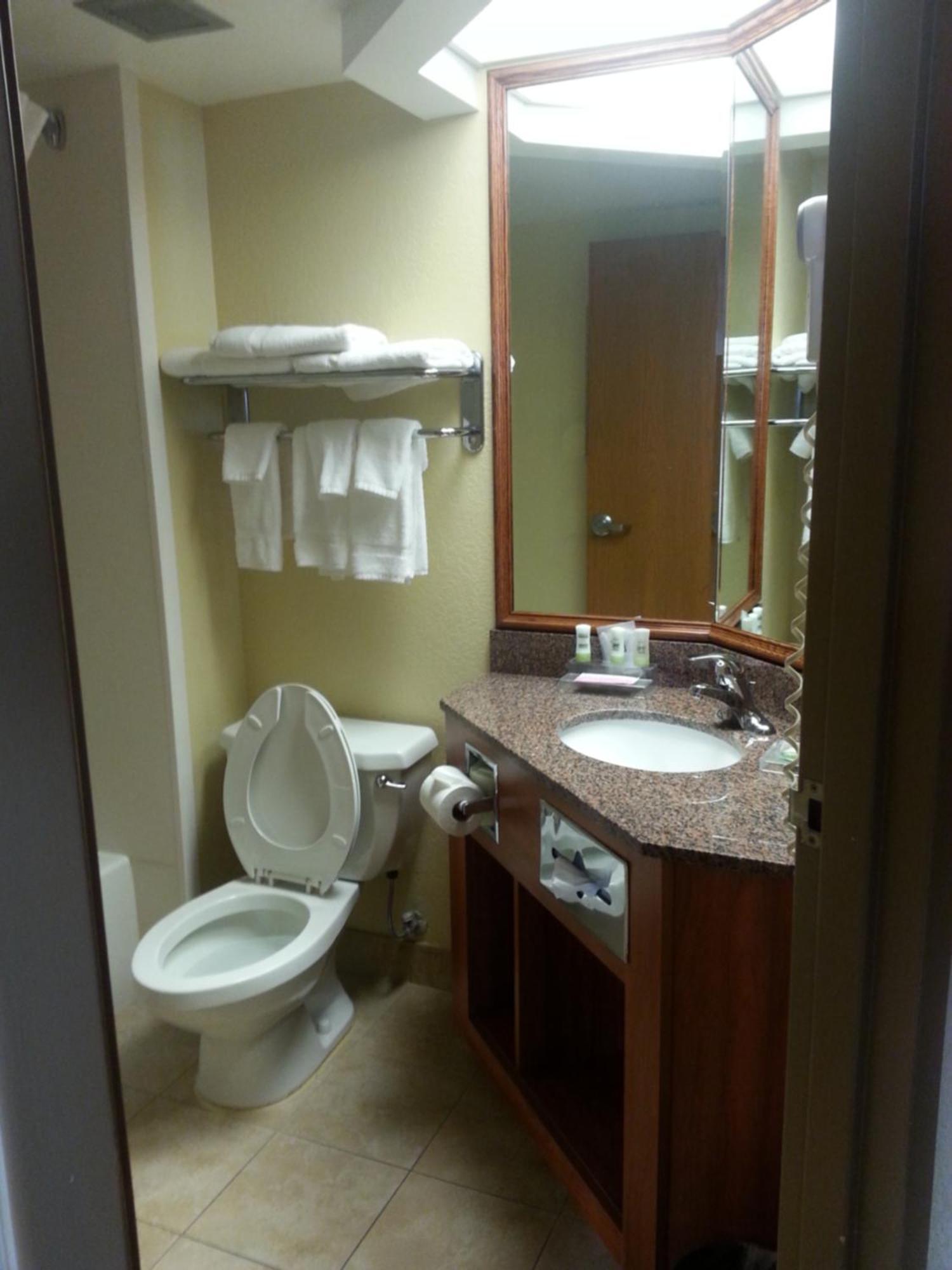 Quality Inn & Suites ساجيناو المظهر الخارجي الصورة