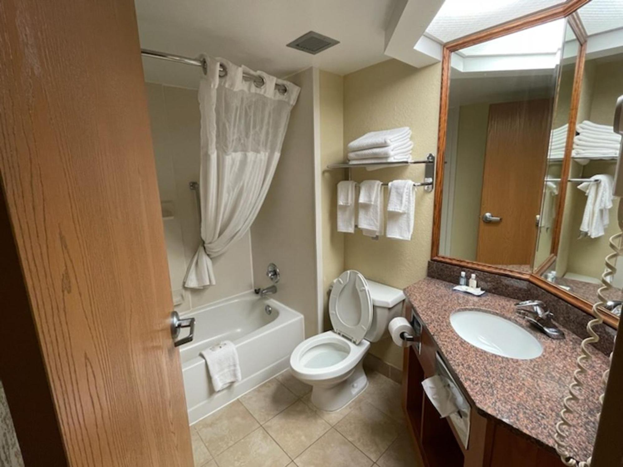 Quality Inn & Suites ساجيناو المظهر الخارجي الصورة