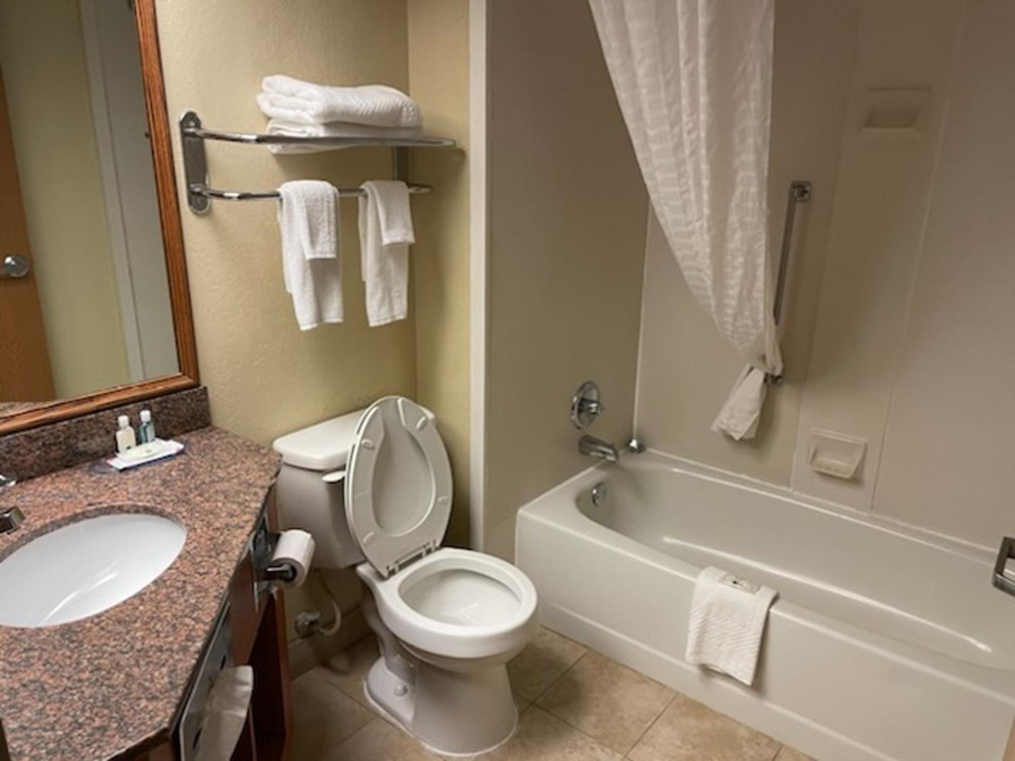 Quality Inn & Suites ساجيناو المظهر الخارجي الصورة
