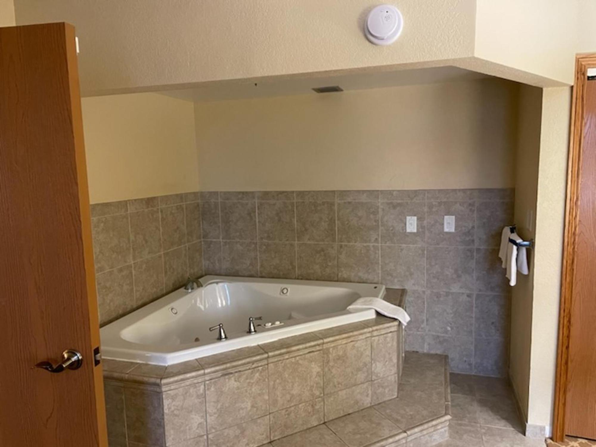 Quality Inn & Suites ساجيناو المظهر الخارجي الصورة