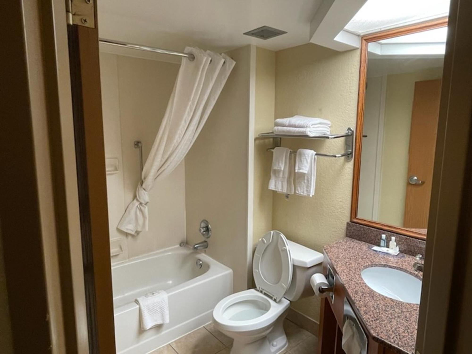 Quality Inn & Suites ساجيناو المظهر الخارجي الصورة